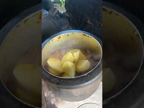 Hoje teve Costela com Batata no nosso Almoço na Roça!