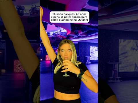 ALZARE IL GOMITO: 20anniVS40anni #vecchiaia#gioventùvsvecchiaia#bere#alzareilgimito#vomitare#humor