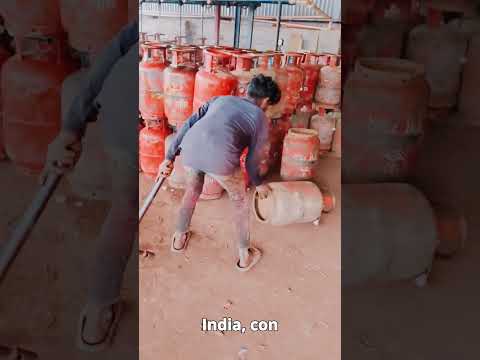 vaciado de bombonas de gas en la India #gas #bombonasdegas