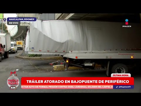 Tráiler queda atorado bajo puente en Anillo Periférico