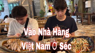 Vào nhà hàng Việt Nam ở Séc, hai cha con mê vịt quay giòn. Hành trình từ Đức sang Cộng Hoà Séc
