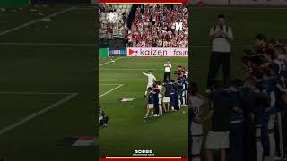 إلياس أخوماش يلفت الأنظار برفع العلم الفلسطيني في فاييكاس