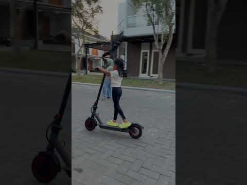 LEIKA BALAPAN SAMA LEXIE, LEIKA NAIK SKUTER LISTRIK LEXIE NAIK MOBIL MINI‼️ #leika #viral #shorts