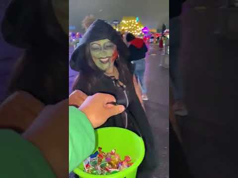 Dando dulces a monstruos