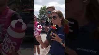Maja Włoszczowska i Karol Dziambor łapią bidony przy trasie 3. etapu Tour de Pologne 2025