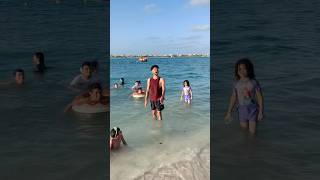لما اخوك الصغير يشربك مايه من البحر 🌊😂