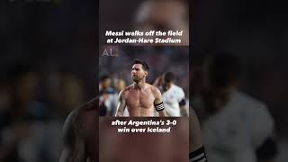 Argentina's Lionel Messi waves to fans as he walks off the field at Jordan-Hare Stadium 🤩⚽️🦅🐯🇦🇷
