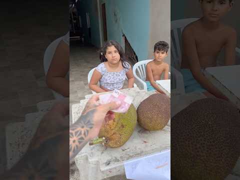Crianças trabalhando para ajudar seus pais ! No dia das crianças.