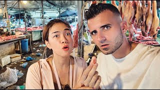 Ea este Ruby și-mi arată viața de stradă din VIETNAM. Cum trăiesc oamenii? Ce probleme au? 🇻🇳