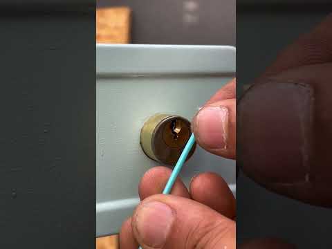 Remove a broken key using just a cotton swab#CaliGarage #BrokenLockFix #DIYTrick #SmartRepair
