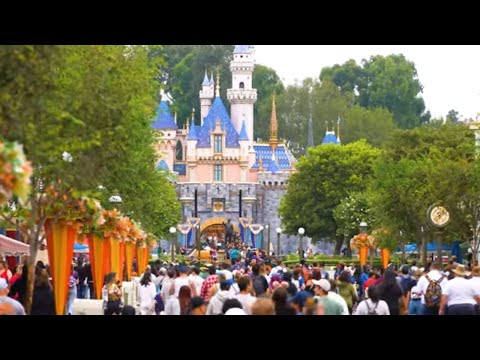 Disneyland Railroad Construction & Park Walkthrough w/ Rides | 4K 60FPS