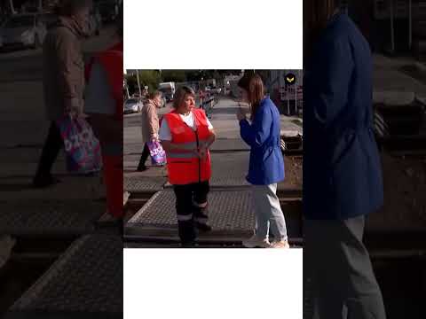 В Новосибирске женщину чуть не снес локомотив Её спасла сотрудница переезда