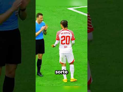 Esse jogador foi ajudado pelo árbitro no pênalti! 😳⚽