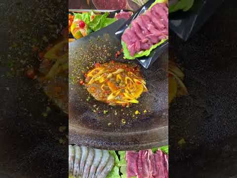 農村大鐵鍋摔成四瓣,烤肉xin穎喫法,你們當地有嗎#鍋叉子烤肉 #特色烤肉 #美食