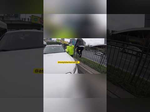 Korna çaldı diye aracın önünü kesti!