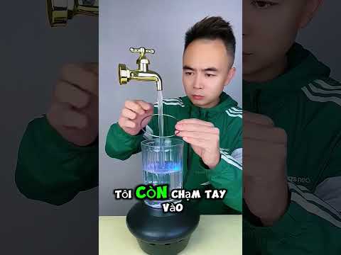 màn ảo thuật khiến nước chảy lơ lửng trên không chung.