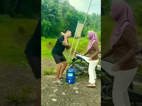 waduh🤣🤣saling bantu#mau ketawa takut dosa#funny  vidio lucu bikin ngakak#funny komedy#lucu vdioshort
