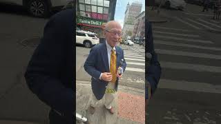 The mister rogers of manhattan #heyneighbor #nyc