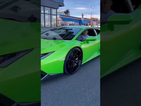 Police car vs Lamborghini