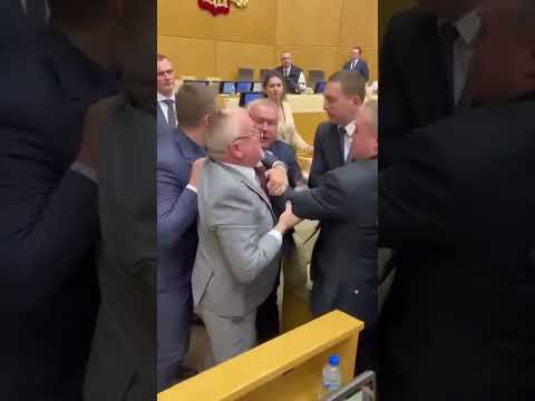 Крупным планом драка депутатов в Госдуме РФ #новости #депутат #политика #россия