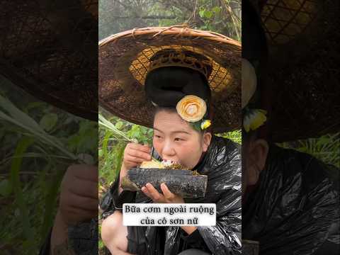 Bữa cơm trưa ngay tại bờ ruộng