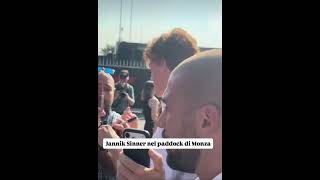 Jannik Sinner arriva a Momza per il Gran Premio di Formula Uno 🦊🏎