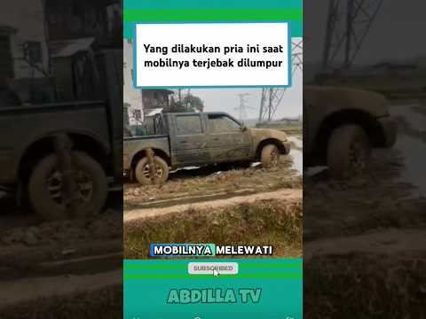 Lihatlah yang dilakukan pria ini saat mobilnya terjebak di lumpur โ๏ธ #shorts