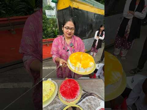সারারাত না ঘুমিয়ে কেক তৈরি করি বাসায় তারপরে ফুটপাতে বিক্রি করি।