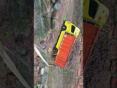 TRUCK CANTER terguling di tanjakan #mobiltrukbongkarmuatantanahmerah #automobile #shortvideo #truck