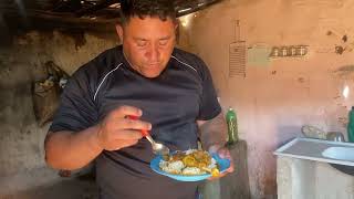 JOÃO PREPARANDO UM ARROZ VERMELHO COM GALINHA DE CAPOEIRA PRO ALMOÇO 