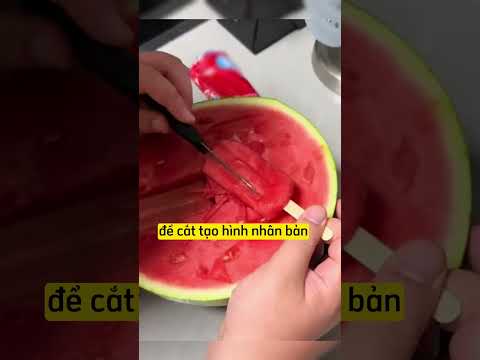 Cô bé không hay kem của bố là thật còn của mình chỉ là dưa hấu tạo hình que kem