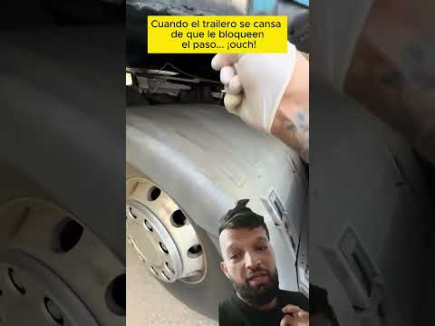 Cuando el trailero se cansa de que le bloqueen el paso... ¡ouch! #tractumula #autos #carros