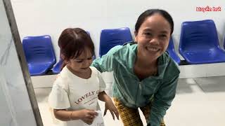 Cả bệnh viện ai nấy đều ngạc nhiên khi thấy cô bé tí hon đi chăm bố || Huyền Hrê