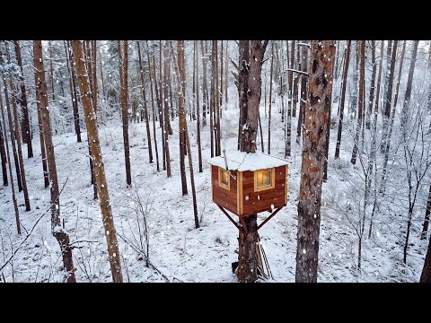 Survived in A TREEHOUSE in the middle of A BLIZZARD! 😱