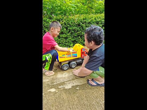 Meluncur! Reihan Main Truk Pasir Mainan Pengangkut Batu #shorts