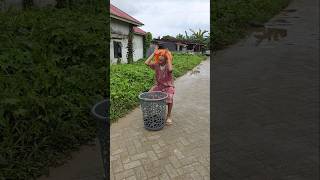 Mama prank ambil semua sandal