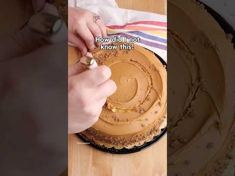 Cake cutting hack ๐๐คฏ๐ฅณ #cakehacks #foodhacks #bakinghacks