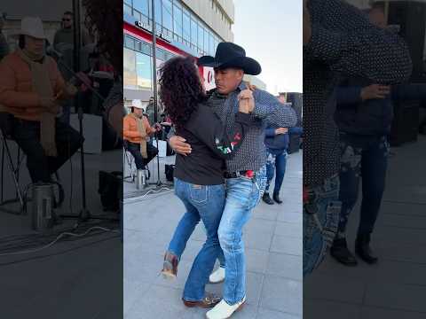 Quiero amanecer en Chihuahua bailando!🎉🤠 #virales #plaza #cumbia #chihuahuamex