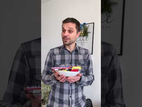 Папа забирает у детей конфеты