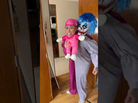 LULI NO ME DEJA IR AL BAÑO !!! 😫😫 #halloweenwithshorts #halloween