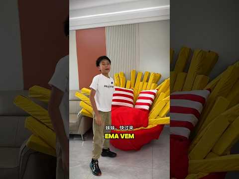 Max fez um sofá de batatas fritas para Emma com uma panela velha, apesar da bronca🤯 #shorts