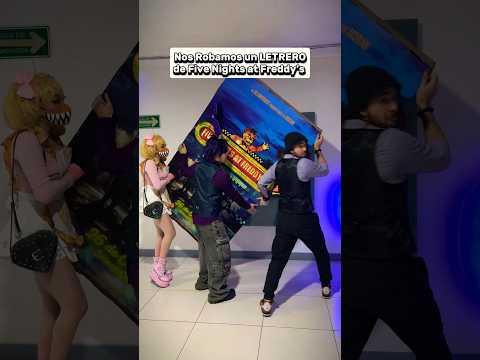 Nos Robamos un Cartel de FIVE NIGHTS AT FREDD’S 🤣🔥 #divertido #comedia #FNAF #pelicula #shorts