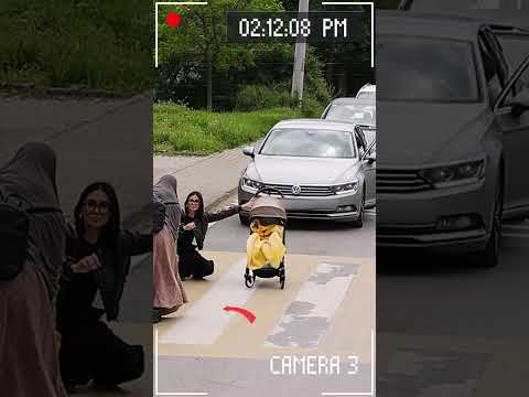 Man's Heartwarming Act: Kind Driver Halts Traffic to Assist Mom Cross the Road 🥹