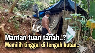 PUNYA RUMAH PUNYA ISTRI, PRIA TUA INI MALAH MEMILIH TINGGAL DI GUBUG REOT TENGAH HUTAN.