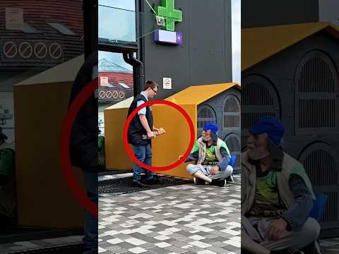 Seorang Karyawan memberi Makan Pengemis
