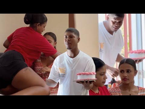 En su aniversario descubrió que a su esposa le gustan las mujeres. 