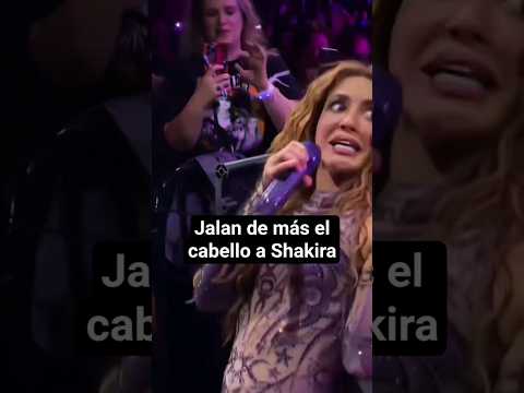 Bailarín jala de más el cabello de Shakira en Las Mujeres Ya No Lloran #Shakira #LMYNLWorldTour