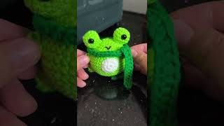 Ếch len đeo khăn quàng cổ 😆 Crochet frog with scarf