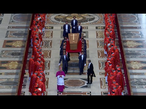 Milhares se despedem de papa Francisco em funeral histórico no Vaticano e cortejo pelas ruas de Roma