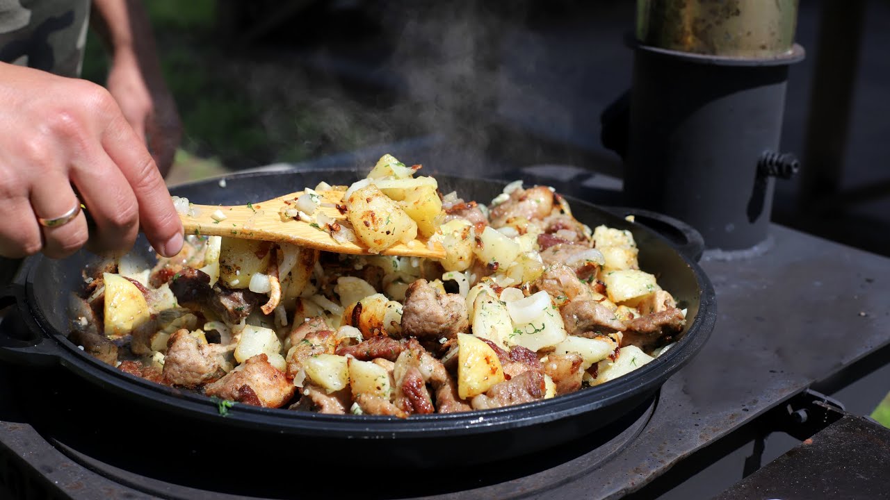 Мясо с картошкой в сковороде на огне